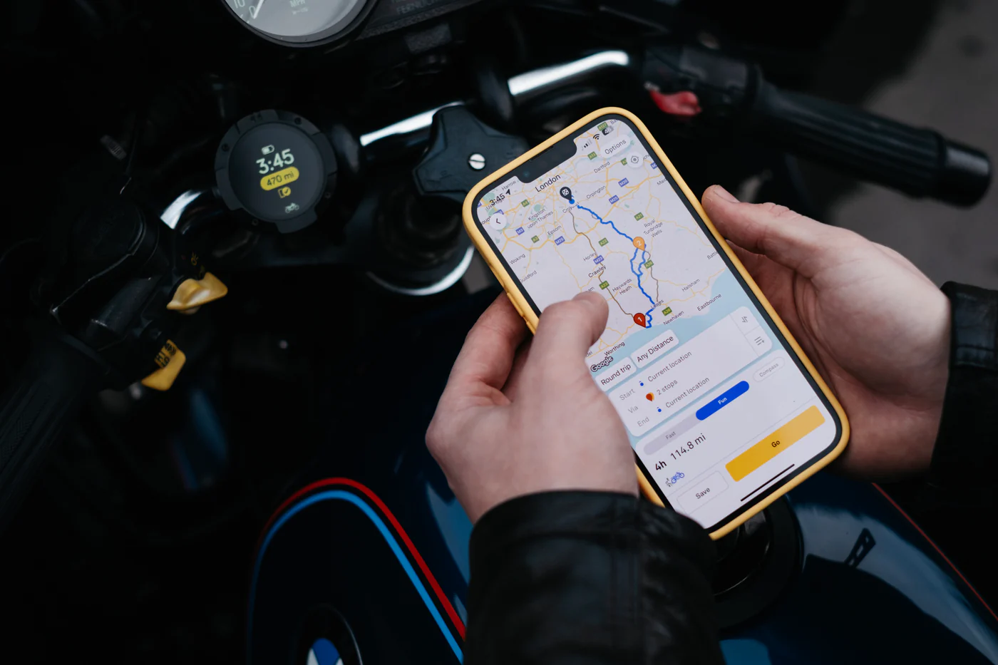 Beeline Moto II | Wireless Global Navigation Map | Weatherproof & 11+ Hours Battery Life | USB Charging | Sat Nav for Cycling with a Strap Mount Included | Glove Friendly